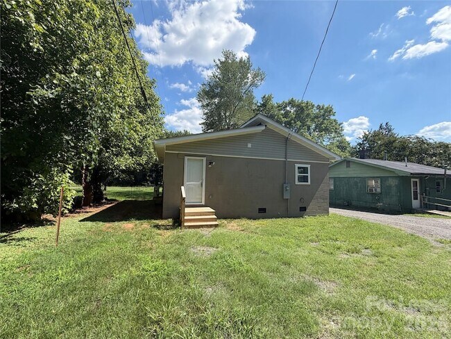 Building Photo - 2621 E Greenbriar Rd