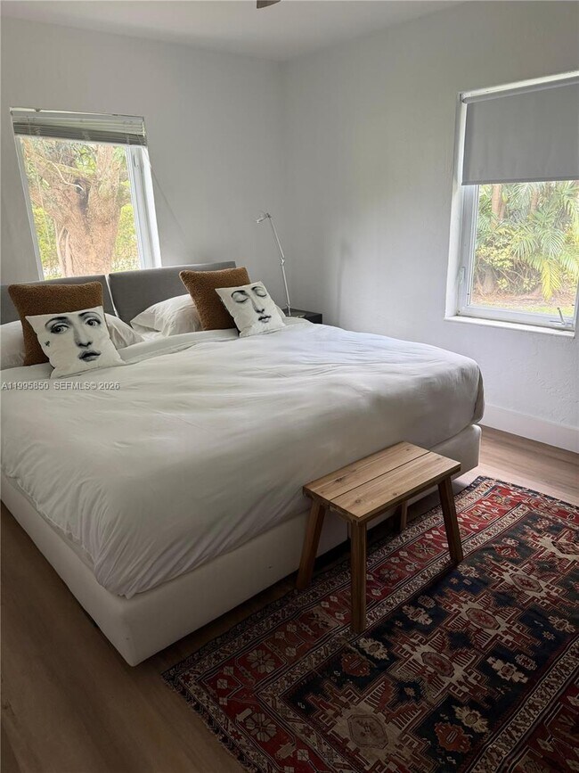 Building Photo - 11201 NE 10th Ave