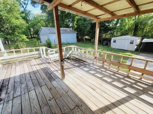 Building Photo - 526 N Adams St