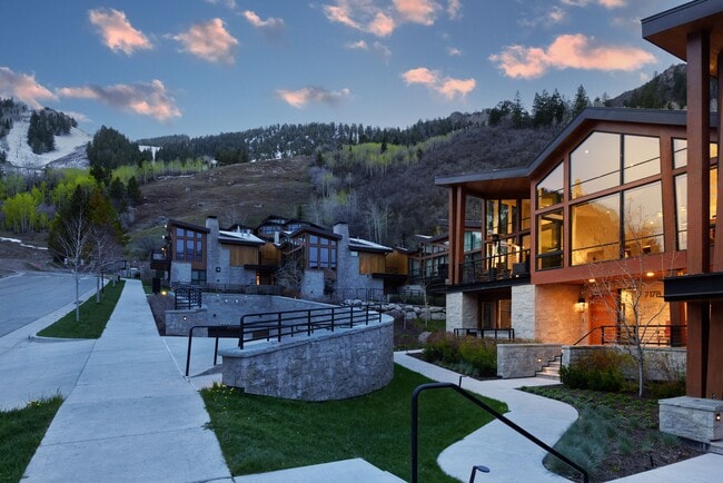 Building Photo - 717 S Aspen St