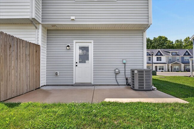 Building Photo - 319 Front Rdg Cir