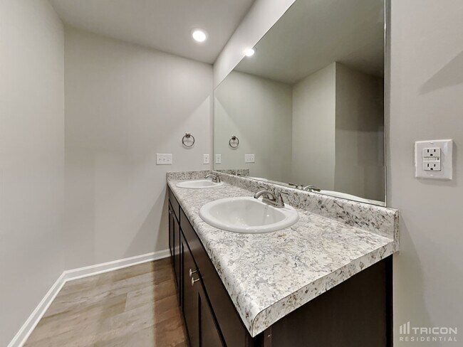 Building Photo - 1071 Bluecoat Cir