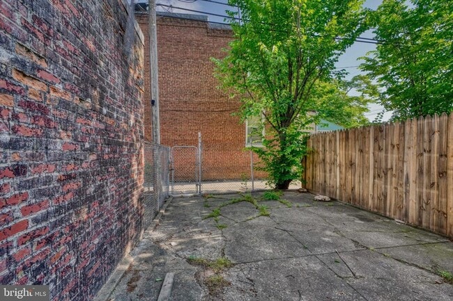 Building Photo - Beautiful newly renovated home near Johns ...