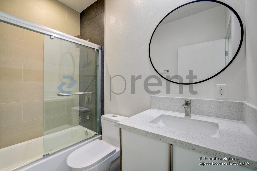 Building Photo - 5637 1/2 Riverton Ave