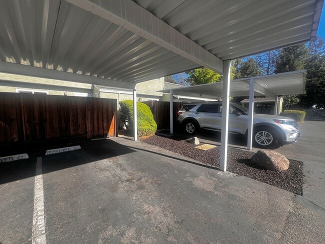 Building Photo - Specious 2-Bedroom Home with Prime Access