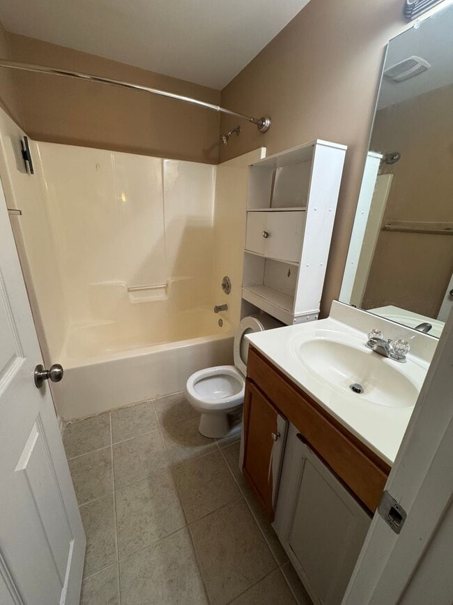 Building Photo - 3 bedroom townhome available for immediate move in!