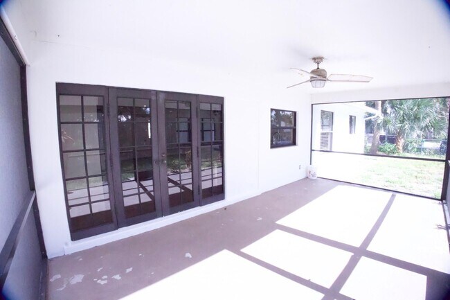 Building Photo - 700 N Perry Ave