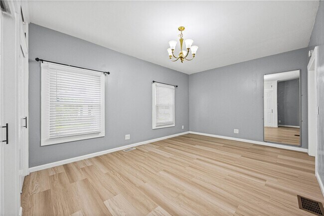 Building Photo - 325 1st St
