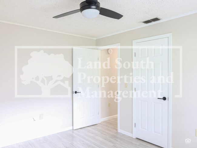Building Photo - 2190 Belaire Dr