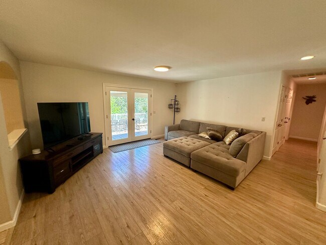 Building Photo - Stunning 4 Bedroom 3 Bathroom House with a...