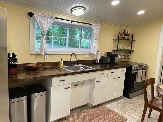 Building Photo - 5454 Pinewood Rd