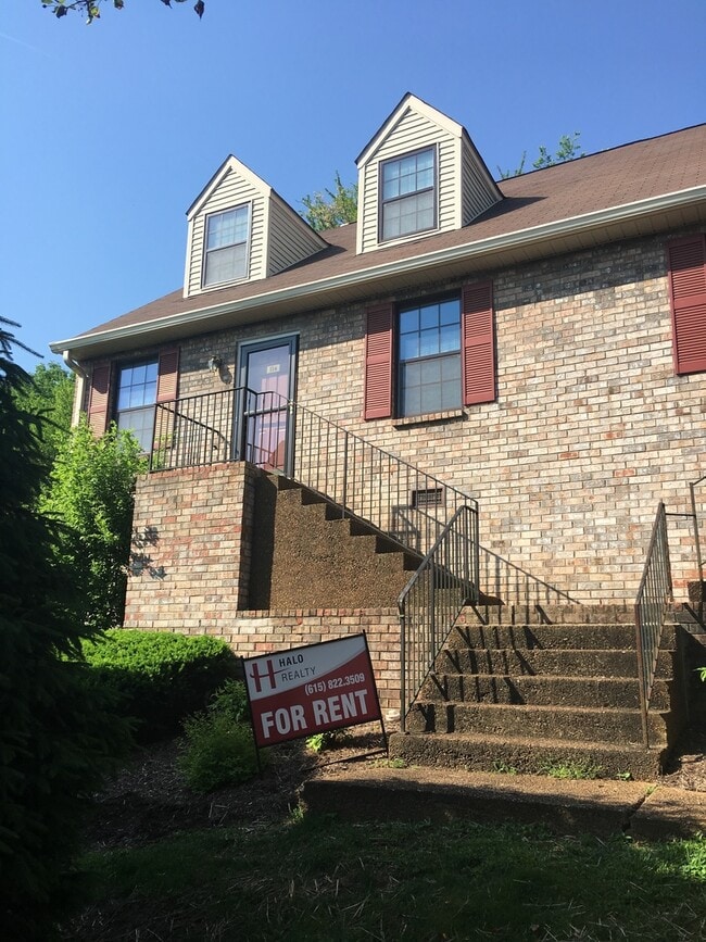 Building Photo - Charming Townhome