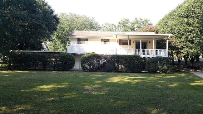 Building Photo - Large Home with Beautiful Mountain Views