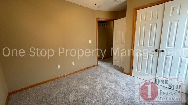 Building Photo - Gorgeous 3 bedroom / 2.5 bathroom in Grain...