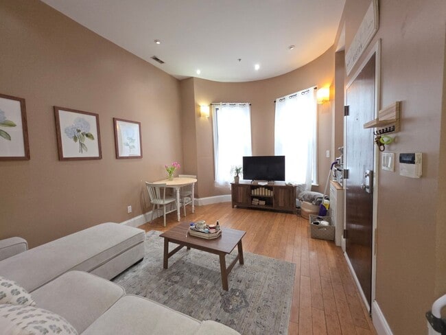 Building Photo - Convenient South End Location, Central Heat/AC, In-Unit Washer and Dryer, Private Deck.