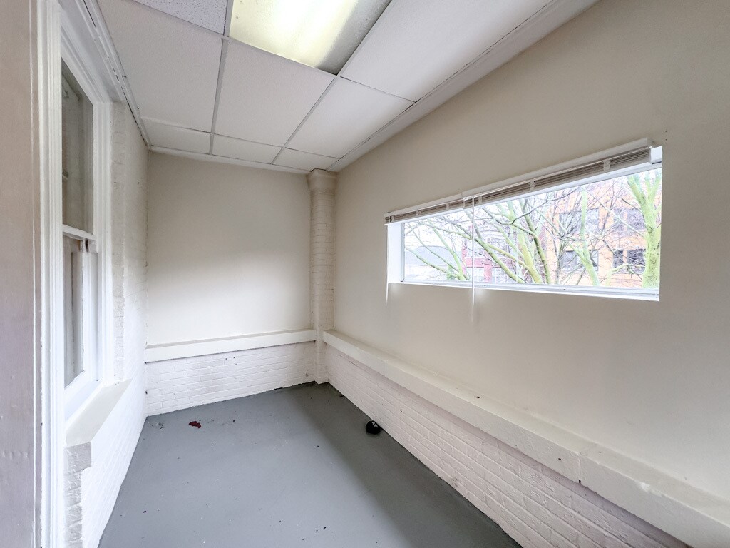 Building Photo - 5000 N Sawyer Ave