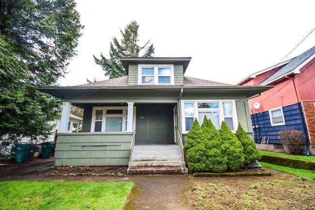 Building Photo - Spacious 4BD/2BA Two-Story Home w/ Fenced Yard & Huge Basement! Pets OK!