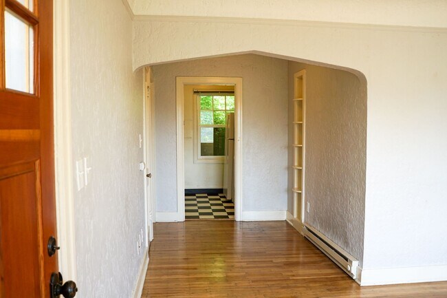 Building Photo - Cottage Cutie in John's Landing: HWs, Big ...