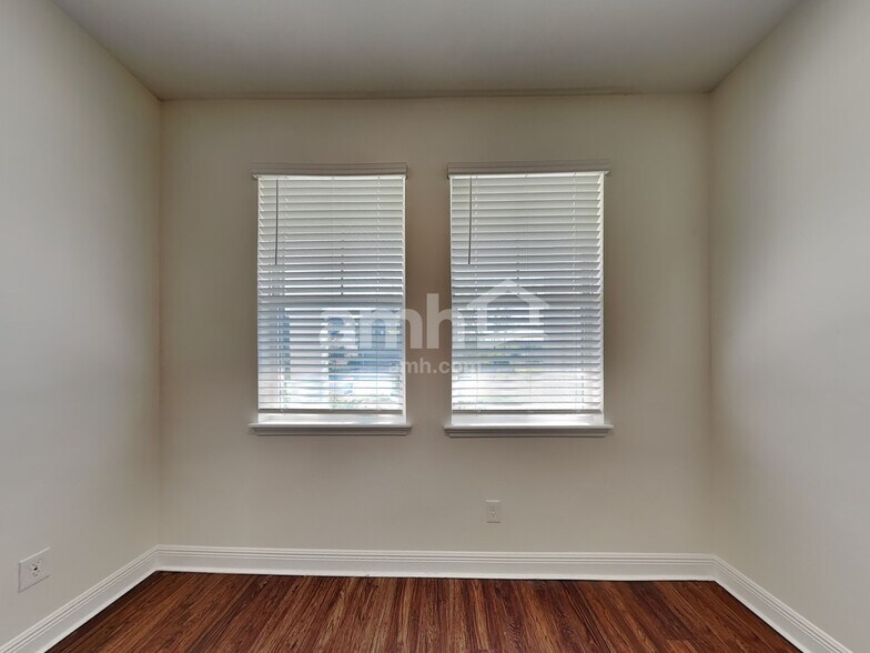 Building Photo - 805 Heavenly Dr