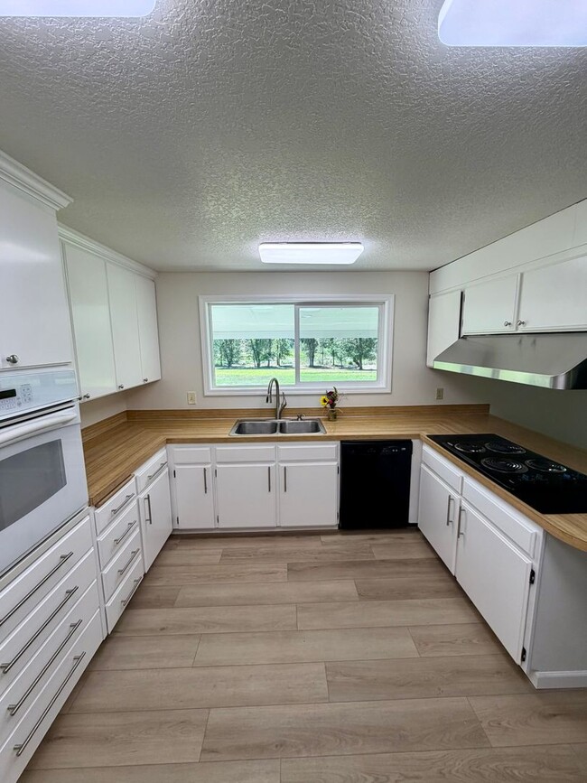 Building Photo - Newly Renovated Riverfront 3BR House - Available Now