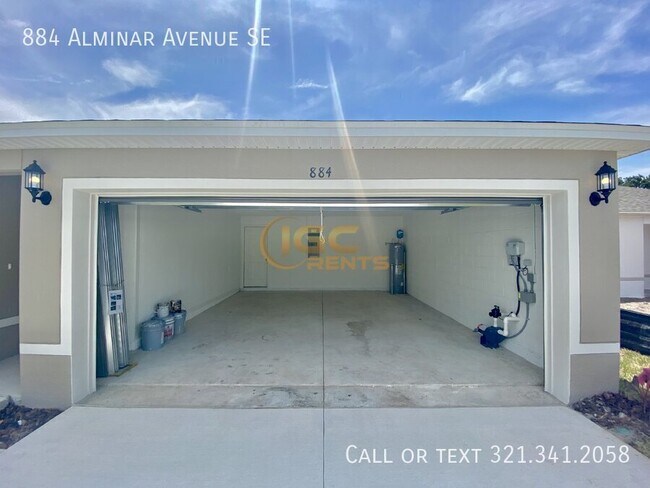 Building Photo - 884 Alminar Ave SE