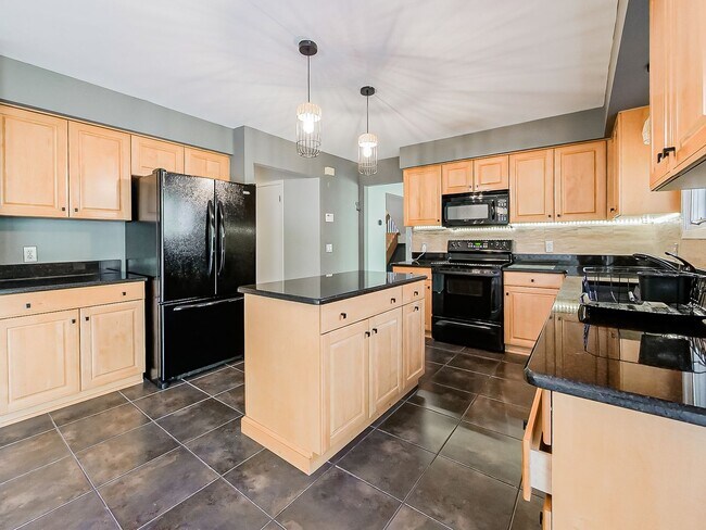 Building Photo - Welcome to this spacious single-family hom...