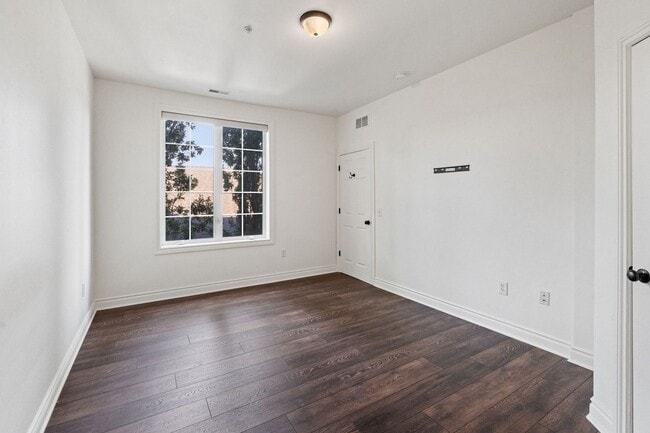 Building Photo - Exquisite Condo in Prime Plymouth Location