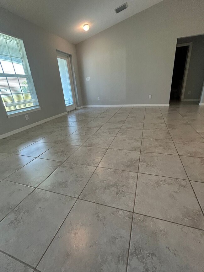 Building Photo - Don't Miss This 4 Bed, 2 Bath Home with Fe...