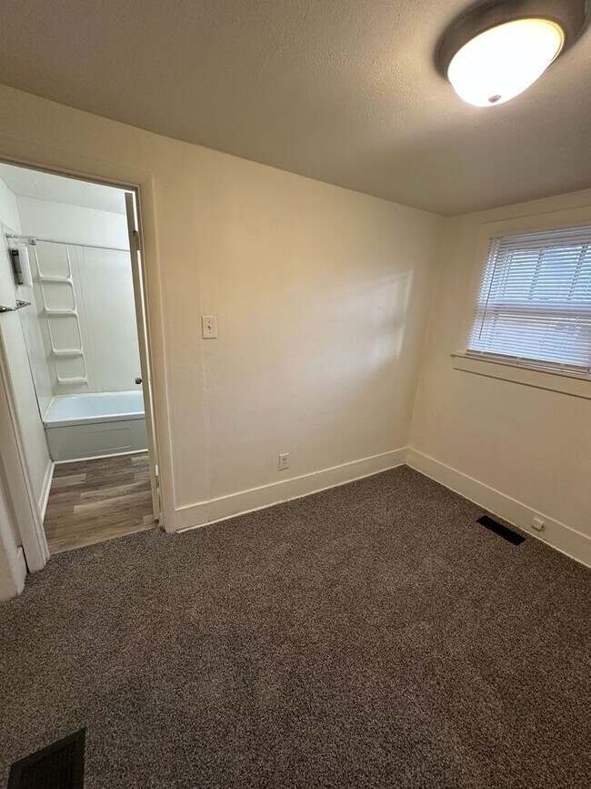 Building Photo - RD1118