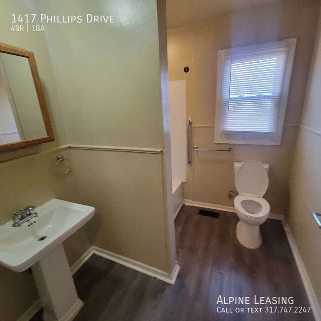 Building Photo - 1417 Phillips Dr