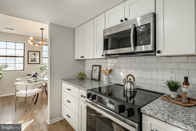 Building Photo - 233 Holly Dr