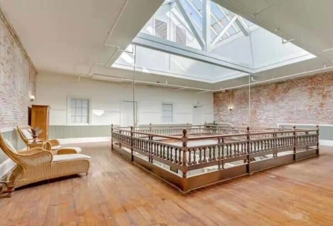 Building Photo - 2010 The Strand