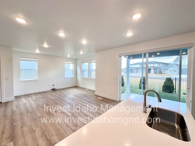 Building Photo - Spacious Luxury Townhome Designed for Modern Living