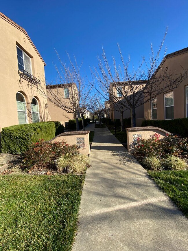 Building Photo - San Ramon Gale Ranch Townhouse 3BD/2.5BA with 4th Room for Office Loft! Community Pool Included!