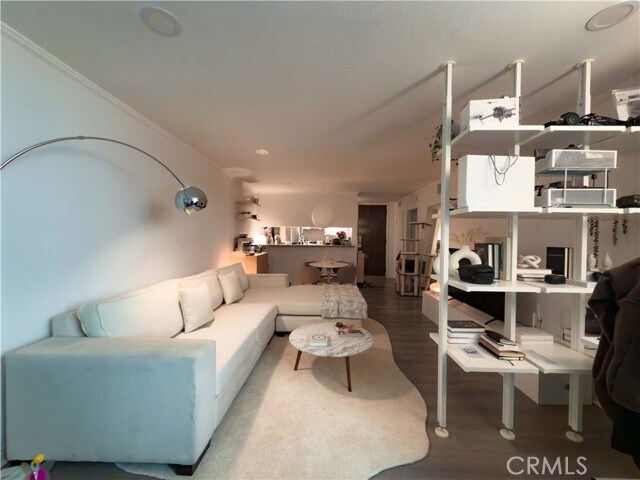 Building Photo - 532 N Rossmore Ave