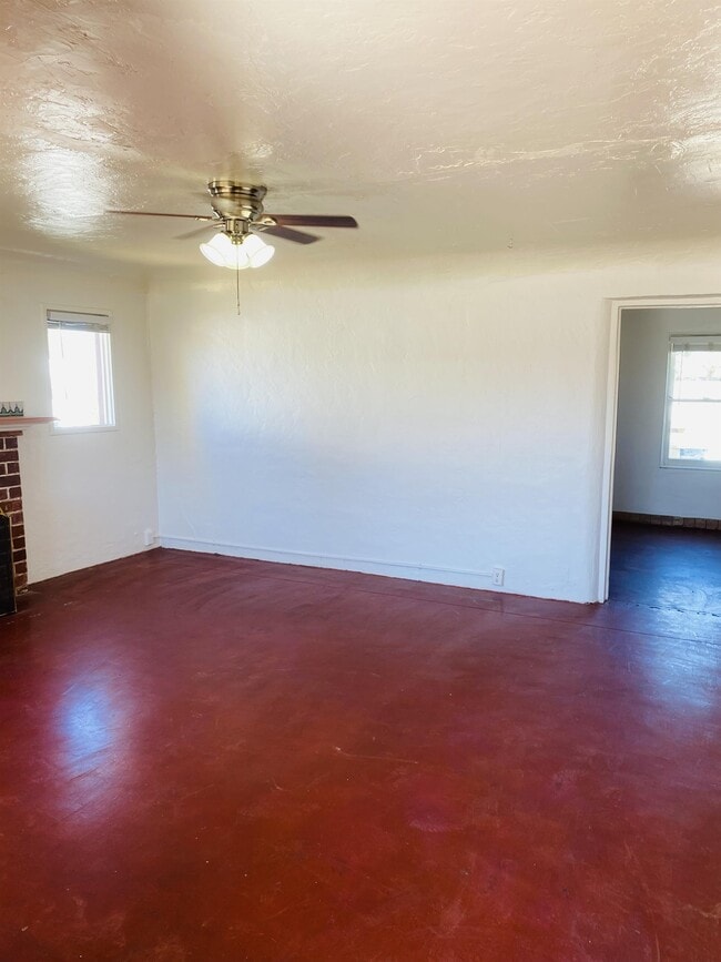 Building Photo - 219 E Blacklidge Dr