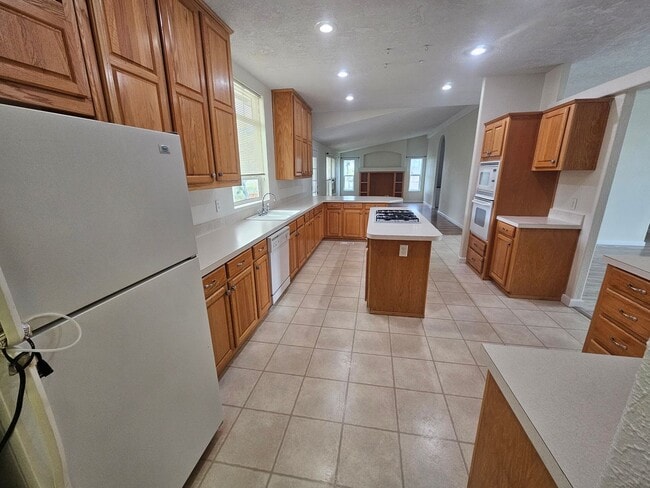 Building Photo - Spacious Home on 5 Acres For Rent!