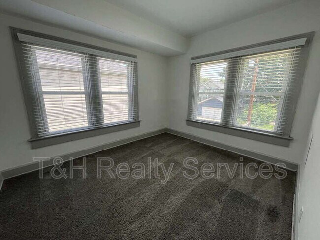 Building Photo - 2935 Ruckle St