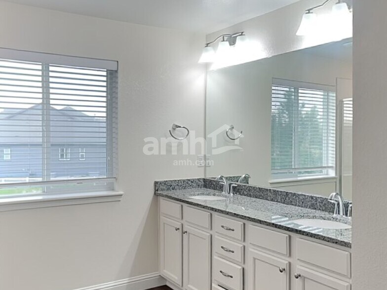Building Photo - 12939 Ventana St