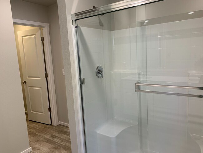 Building Photo - Gorgeous  4 Bed 2.5 Bath Home in Camas! Union School District! Laminate Floors Throughout Main! S...