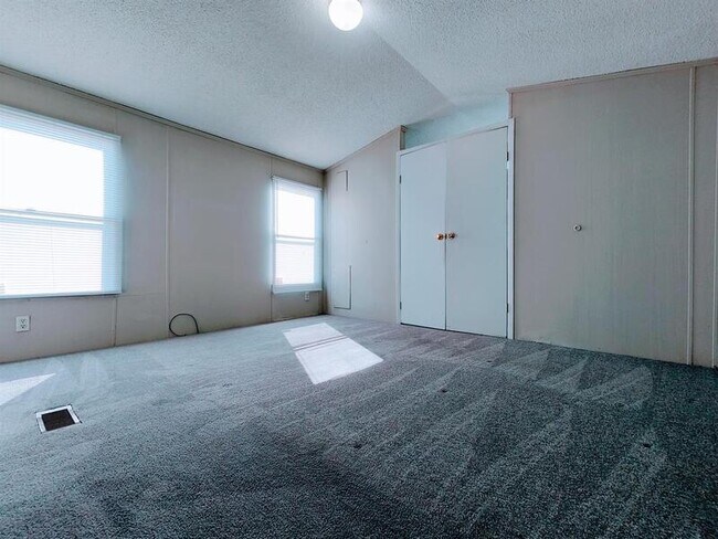 Building Photo - 4417 Rainbow Ln