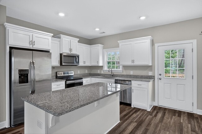 Building Photo - 3 Bedroom 2 Bathroom home in Pembroke GA - close to Ft. Stewart