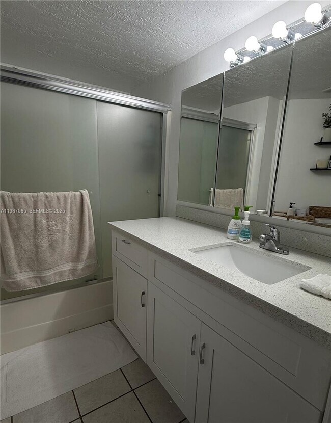 Building Photo - 9437 Fontainebleau Blvd