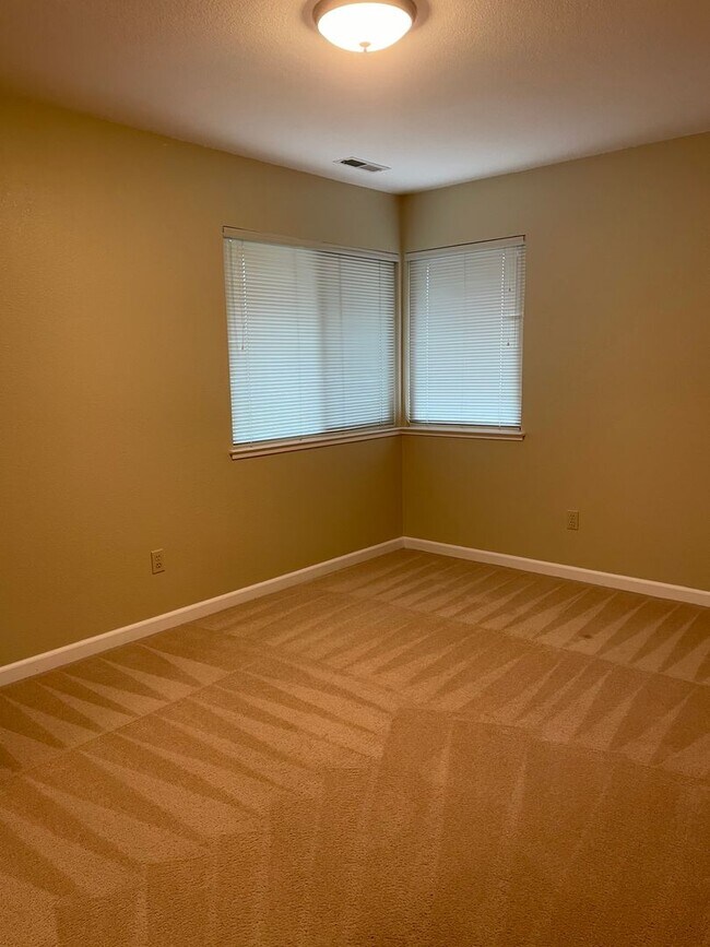 Building Photo - 4 bedroom 3 full bath Windsor Home!