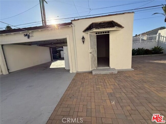 Building Photo - 113 N Doheny Dr