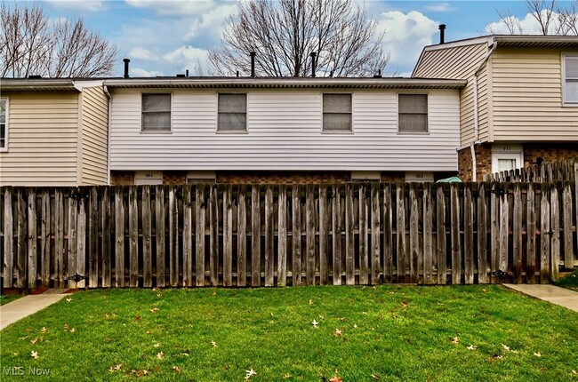 Fenced patio - 1908 Higby Dr