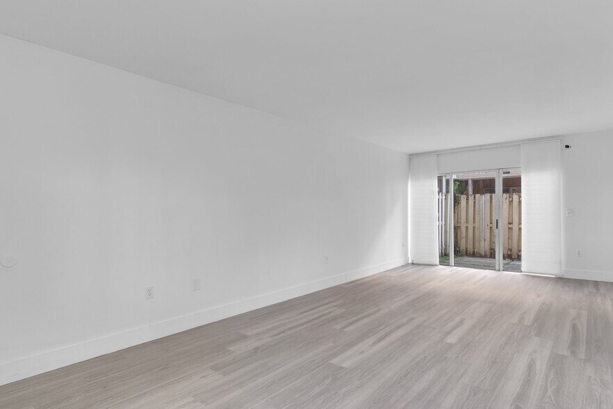 Building Photo - 6235 SW Kendale Lakes Cir
