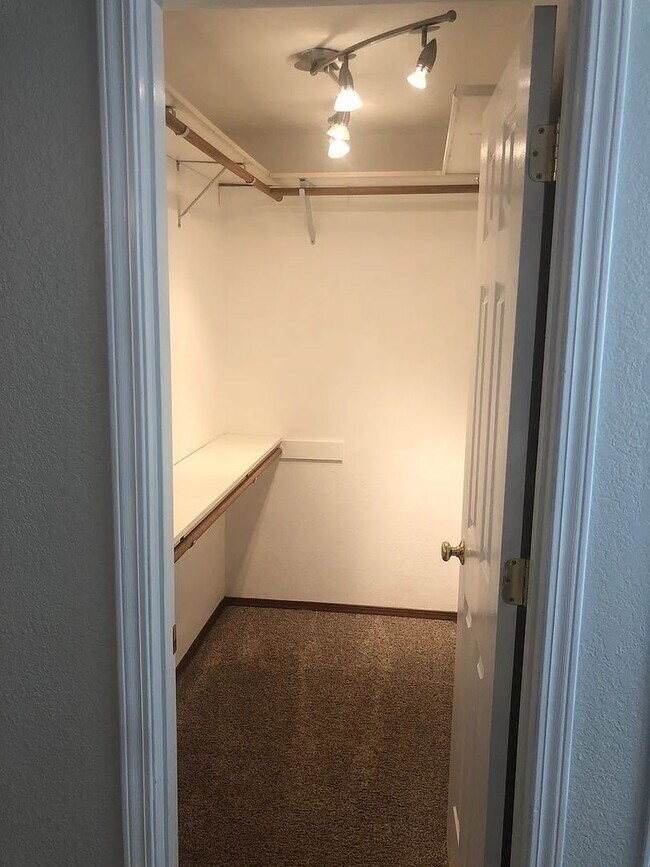 Building Photo - Spacious Single Level 3bd 2.75bath availab...