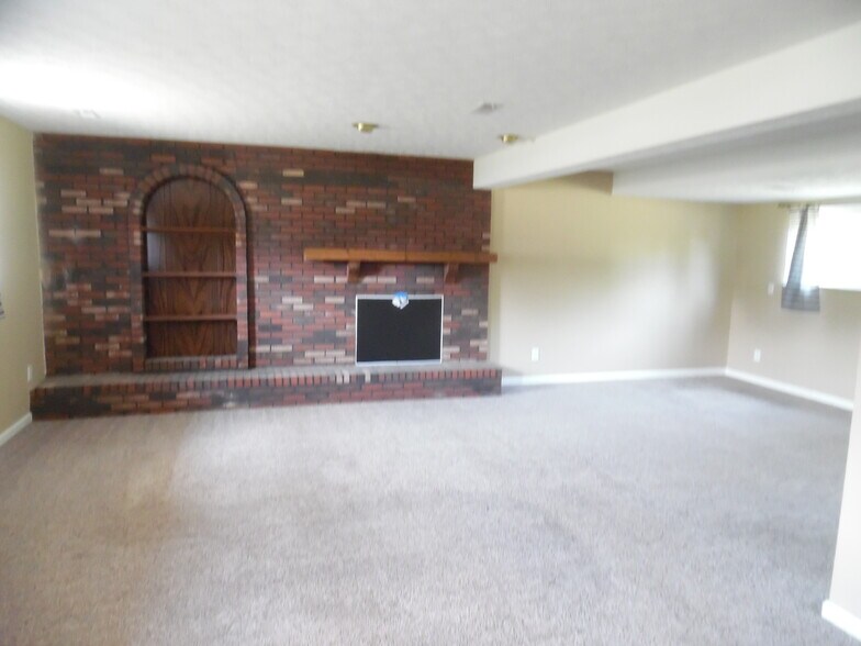 Building Photo - 8760 Ashbrook Dr