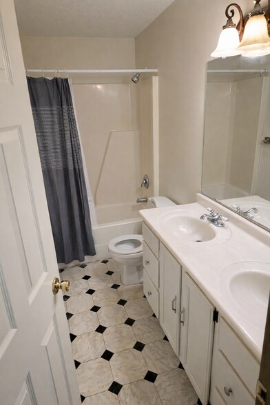 Building Photo - 904 Wescott Sq